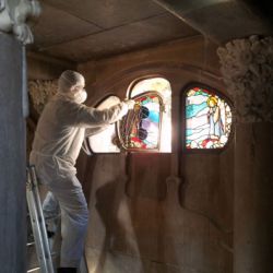 Montaje panel de vitral en marco de bronce y vidrio laminar antibalas