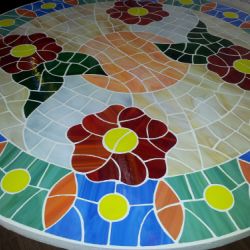 Mesa de mosaico en vidrio con flores