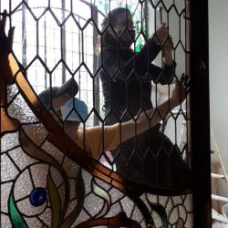 Montaje vitral emplomado puerta corredera de madera