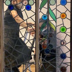 Montaje vitral emplomado en estructura de madera