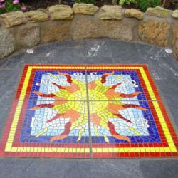 Suelo elaborado en mosaico de vidrio