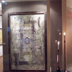 Pintura enmarcada sobre pared