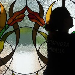 Acoplamiento de vitral emplomado para ventanal fijo de aluminio