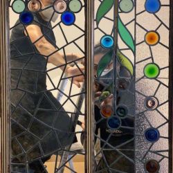 Montaje vitral emplomado en estructura de madera