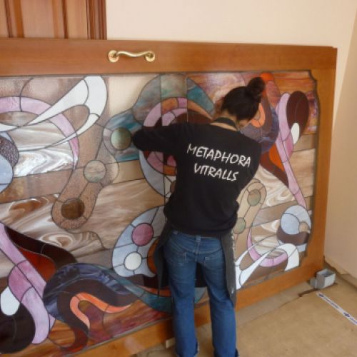 Montaje vitral en técnica Tiffany para puerta corredera. Vidrio de protección L22