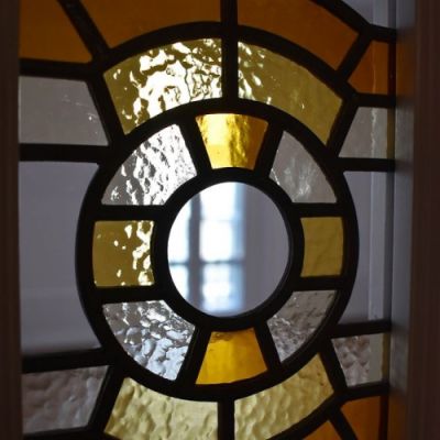 Detalle vitral emplomado estilo clásico.