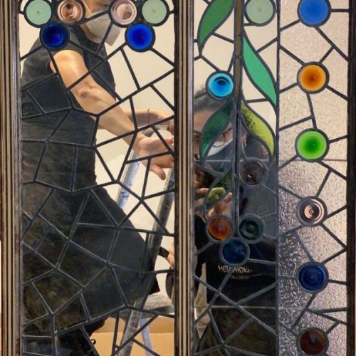 Montaje vitral emplomado en estructura de madera