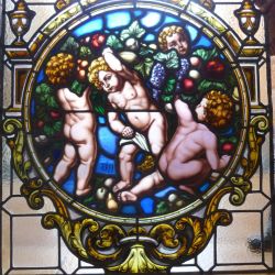 Vitral emplomado con grisallas obra de Antoni Rigalt i Blanch