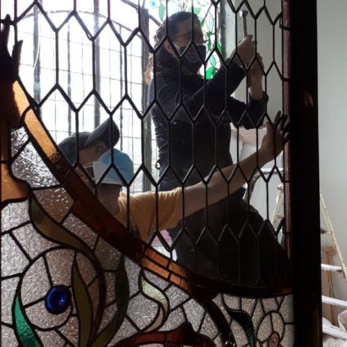 Montaje vitral emplomado puerta corredera de madera
