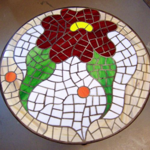 Mesa de mosaico en vidrio con flor roja
