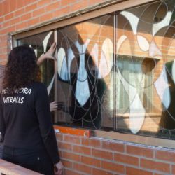 Montaje ventana PVC con vitral emplomado ensamblado dentro de vidrio de cámara