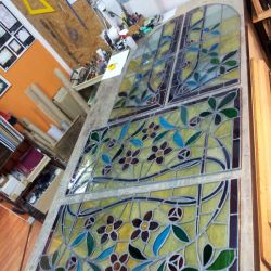 Conjunto de vidrieras modernistas emplomadas después de la restauración