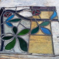 Panel de vidriera emplomada modernista antes de su intervención