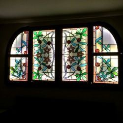 Conjunto de vidrieras modernistas emplomadas después de la restauración