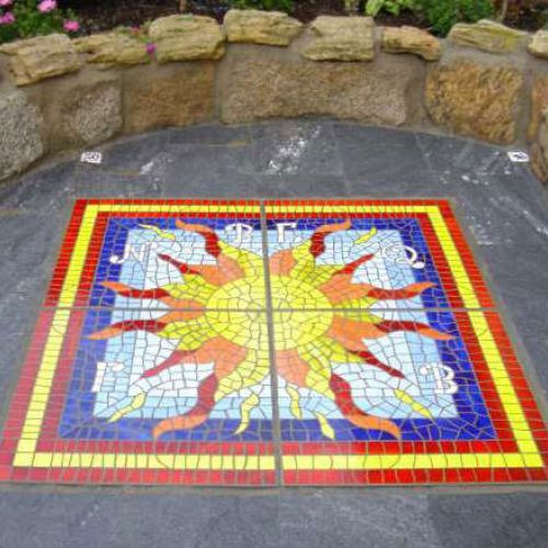 Suelo elaborado en mosaico de vidrio