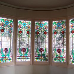 Restauración vidriera emplomada modernista. Carrer Valencia. Barcelona