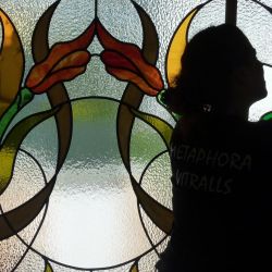 Acoplamiento de vitral emplomado para ventanal fijo de aluminio.