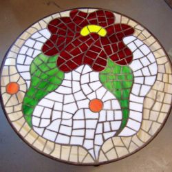 Mesa de mosaico en vidrio con flor roja