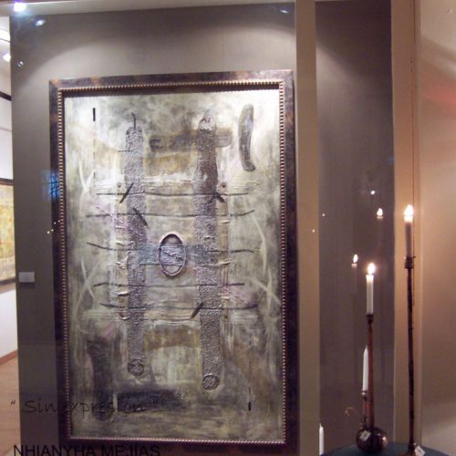 Pintura enmarcada sobre pared