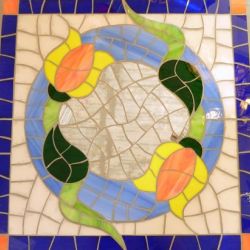 Suelo elaborado en mosaico de vidrio