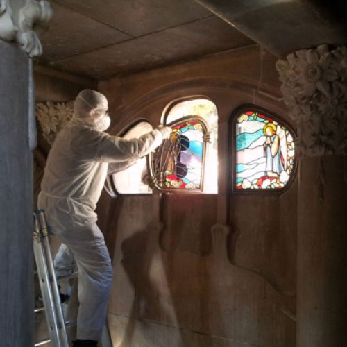 Montaje panel de vitral en marco de bronce y vidrio laminar antibalas